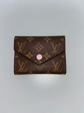 Load image into Gallery viewer, Glam (Inspired) Merch™ - “L-U-V” Wallet
